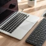 Ordinateur configuré sur un bureau propre et organisé.