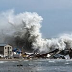 Tsunami frappant le Japon après un séisme