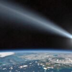 Comète interstellaire 3I/ATLAS traversant le ciel nocturne.