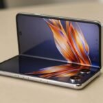 Nubia Fold déplié avec écran allumé.