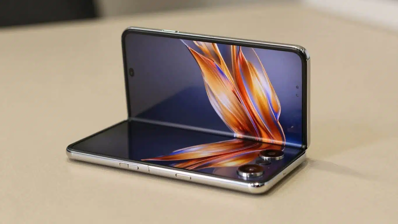 Nubia Fold déplié avec écran allumé.