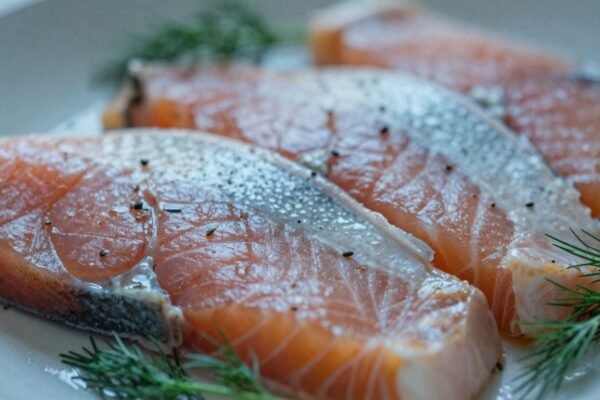 Saumon fumé sur une assiette, décoré d'aneth.