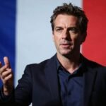 Sébastien Lecornu s'exprime devant le drapeau français.