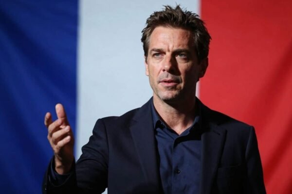 Sébastien Lecornu s'exprime devant le drapeau français.