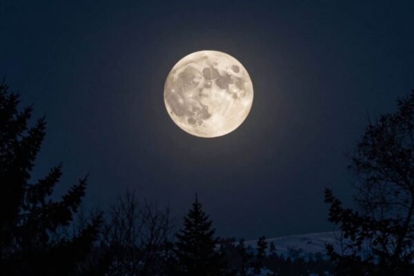 Pleine Lune du Loup dans le ciel nocturne étoilé.