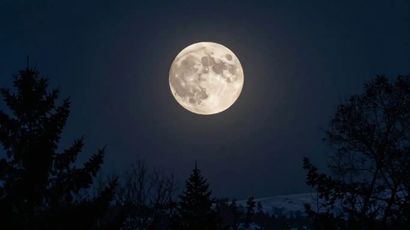 Pleine Lune du Loup dans le ciel nocturne étoilé.