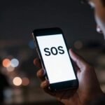 Personne regardant son téléphone affichant SOS.