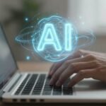 Mains tapant sur un clavier d'ordinateur portable avec IA.