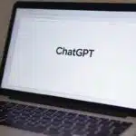 Interface ChatGPT sur un écran d'ordinateur portable.