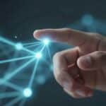 Main d'humain interagissant avec un réseau IA abstrait.