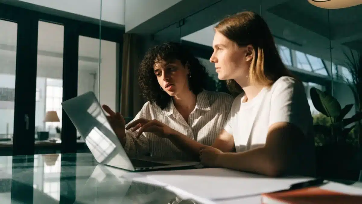 Équipe préparant une stratégie de contenu numérique