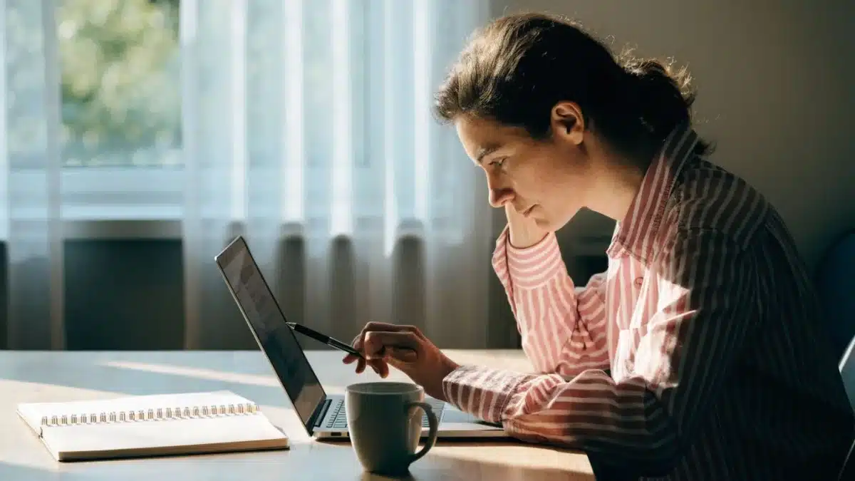Freelance analysant des informations sur écran