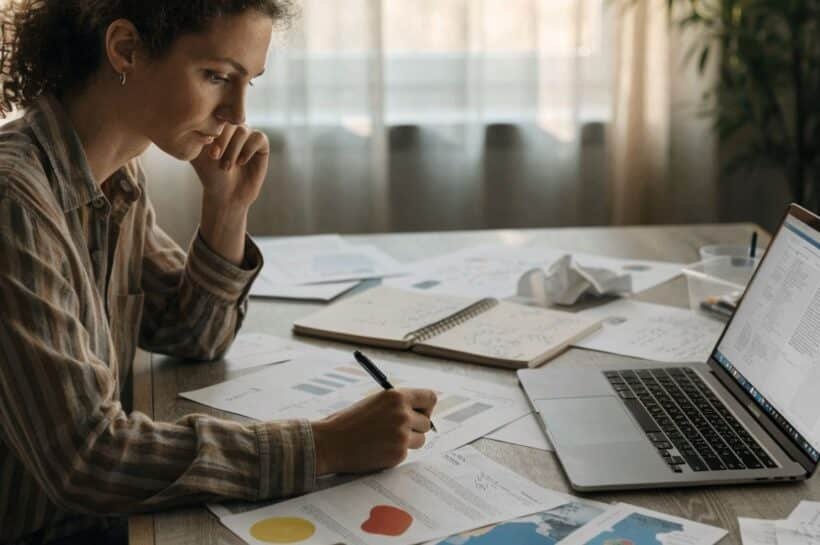 Vérifier les réponses d’une IA avant de les livrer : méthode pour freelances