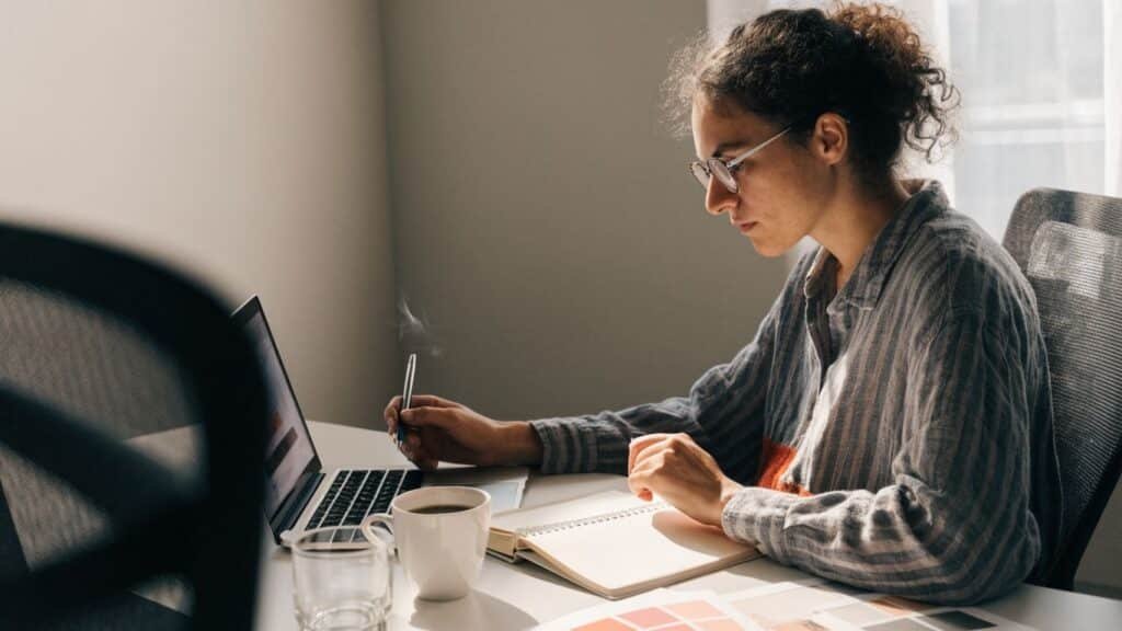 Quels outils d’IA choisir quand on est freelance : méthode selon son métier et son budget