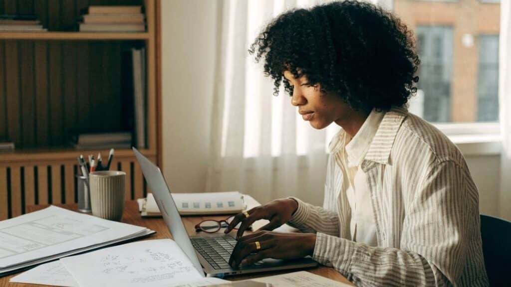 Prompts IA pour freelances : comment rédiger des consignes qui donnent des résultats exploitables