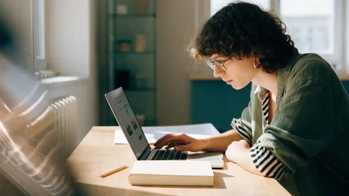 Freelance comparant des outils adaptés à son métier